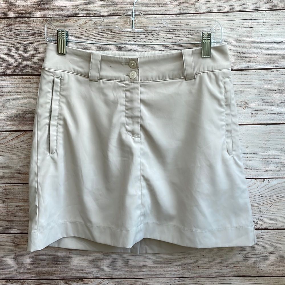 ‎NIKE DRIFIT GOLF SKORT IN CREAM